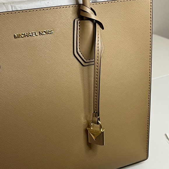 BNWT Michael Kors Large Mercer tote in Camel - Picture 7 of 13